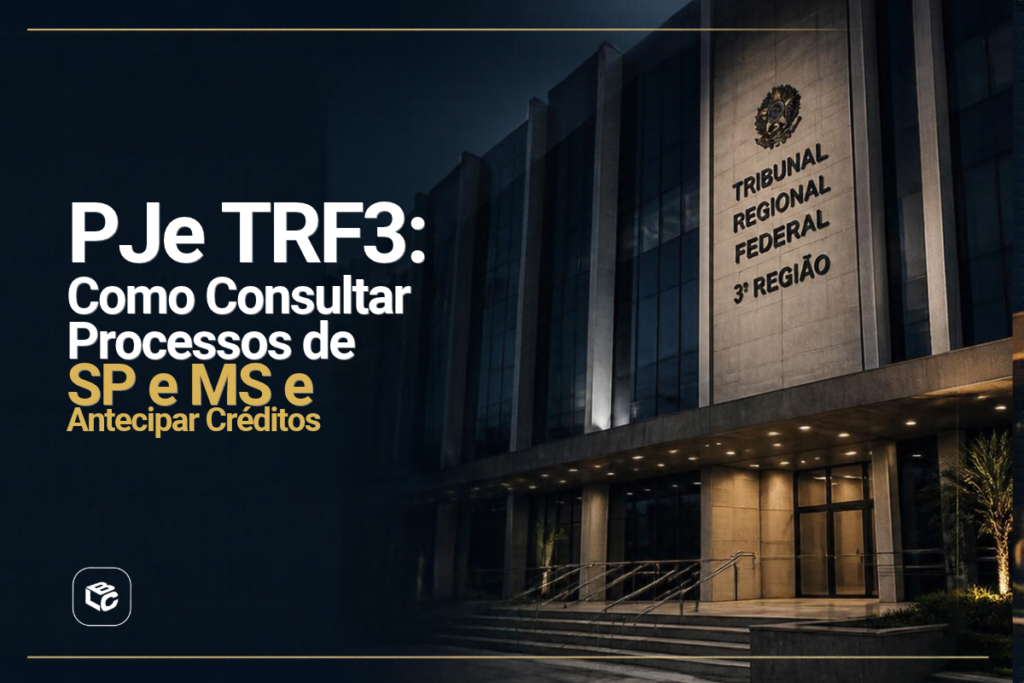 Imagem promocional sobre consulta de processos no PJe do TRF3. Ao fundo, aparece a fachada iluminada de um edifício institucional com a inscrição "Tribunal Regional Federal 3ª Região". No lado esquerdo da imagem, sobre um fundo em degradê azul-escuro, está o texto em destaque: "PJe TRF3: Como Consultar Processos de SP e MS e Antecipar Créditos", com partes do texto em branco e amarelo. Na parte inferior esquerda há um ícone branco dentro de um quadrado arredondado. A composição utiliza tons escuros de azul, cinza e dourado, transmitindo uma aparência corporativa e jurídica.