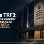 Imagem promocional sobre consulta de processos no PJe do TRF3. Ao fundo, aparece a fachada iluminada de um edifício institucional com a inscrição "Tribunal Regional Federal 3ª Região". No lado esquerdo da imagem, sobre um fundo em degradê azul-escuro, está o texto em destaque: "PJe TRF3: Como Consultar Processos de SP e MS e Antecipar Créditos", com partes do texto em branco e amarelo. Na parte inferior esquerda há um ícone branco dentro de um quadrado arredondado. A composição utiliza tons escuros de azul, cinza e dourado, transmitindo uma aparência corporativa e jurídica.