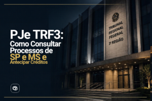 Imagem promocional sobre consulta de processos no PJe do TRF3. Ao fundo, aparece a fachada iluminada de um edifício institucional com a inscrição "Tribunal Regional Federal 3ª Região". No lado esquerdo da imagem, sobre um fundo em degradê azul-escuro, está o texto em destaque: "PJe TRF3: Como Consultar Processos de SP e MS e Antecipar Créditos", com partes do texto em branco e amarelo. Na parte inferior esquerda há um ícone branco dentro de um quadrado arredondado. A composição utiliza tons escuros de azul, cinza e dourado, transmitindo uma aparência corporativa e jurídica.
